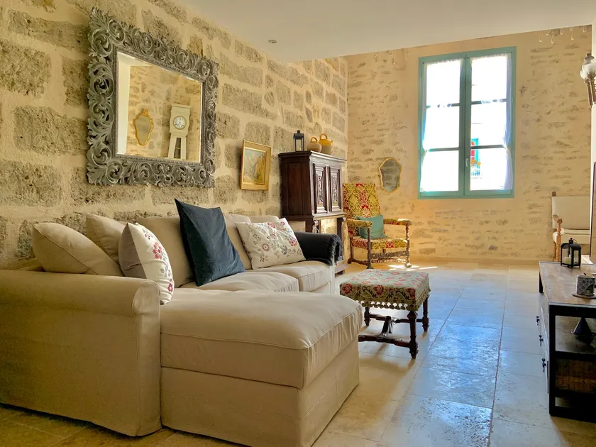 Townhouse with private parking - Image 1