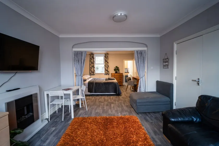 Modern Ground Floor Apartment Spacious+Comfortable - Image 1