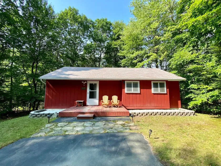 Escape to a 3-Bedroom Cabin in Lower Catskills - Image 1