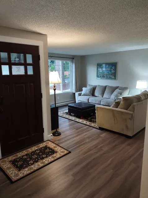 Adorable 2 bedroom duplex with free parking. - Image 1