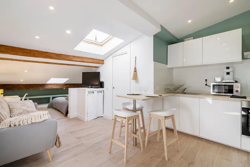 Charming air-conditioned attic apartment - Image 1