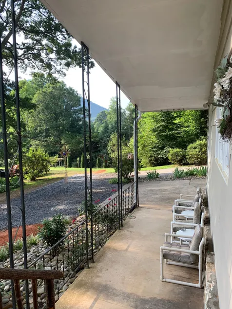 Cozy Crib Overlooking the Smokies - Image 1