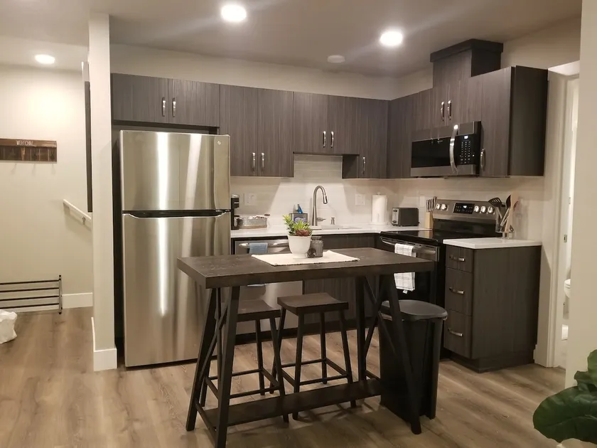 Upscale Troutdale Apartment Near The Edge! - Image 1