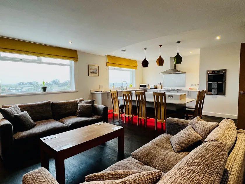 Stunning sea views from this contemporary property - Image 1