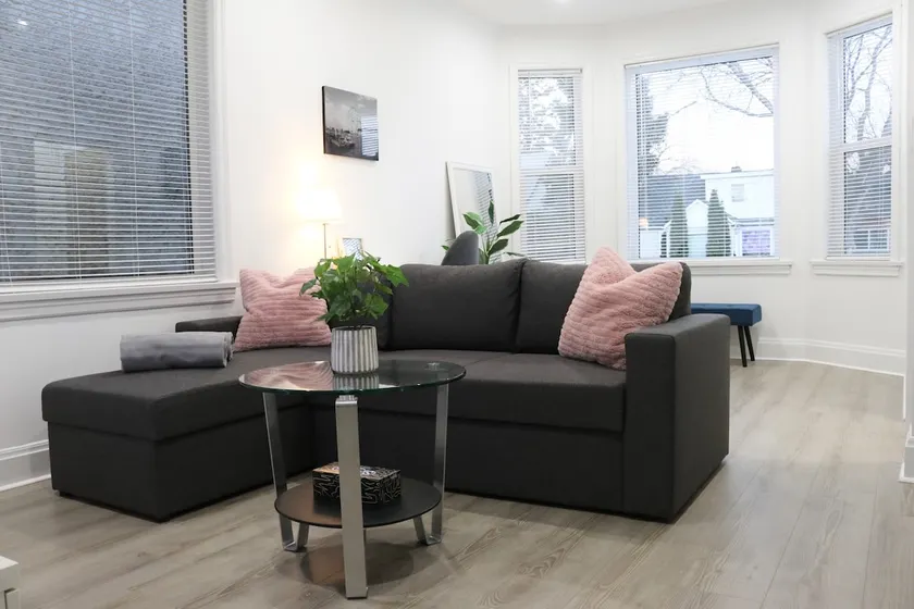 Modern 3BR Home near Airport & PoloPark | Sleeps 7 - Image 1