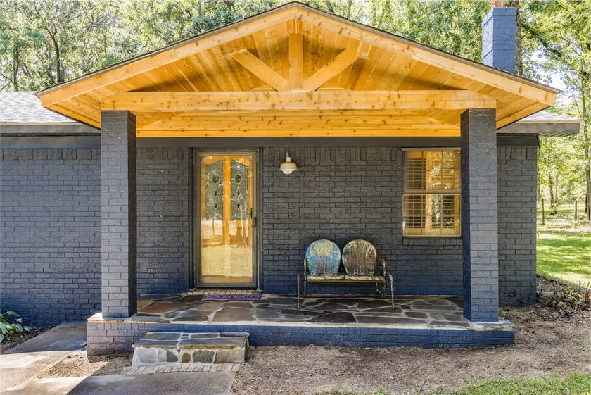 Woods & Water Cabin near lake w/ pond & fire pit - Image 1