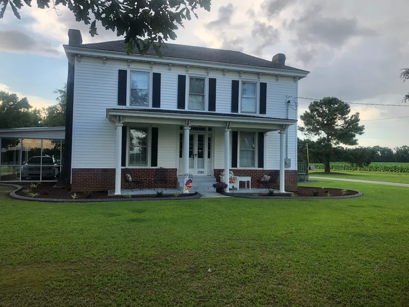 2 story farm house just off 795, sleeps 10+ - Image 1