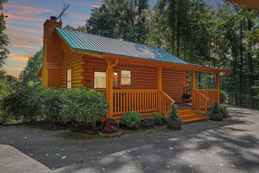 ⛰Dove’s Nest- Ridgetop Charmer w/ Deck & Hot Tub - Image 1
