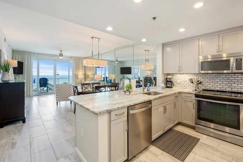 Beautiful Beachfront Condo with Stunning Views - Image 1