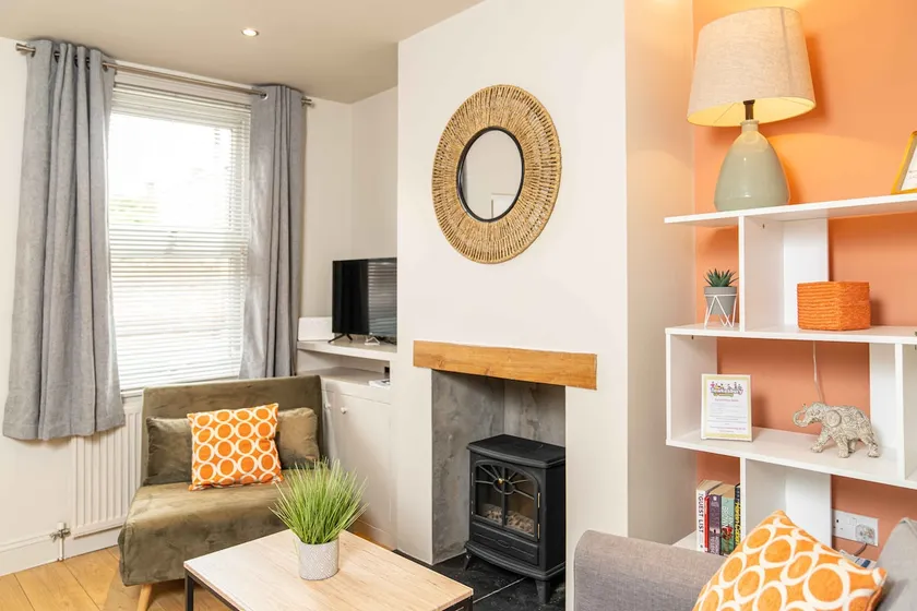 2 Bedroom House Close to Riverside Walks and Abbey - Image 1