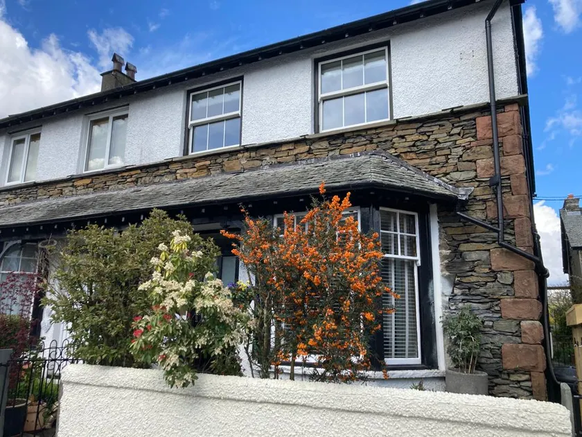 Character Windermere home with log burner - Image 1