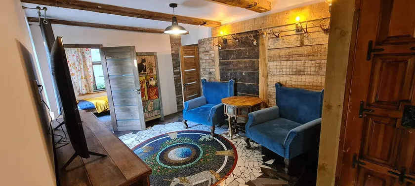Spacious Two Bedroom Apartment with Garden Area - Image 1