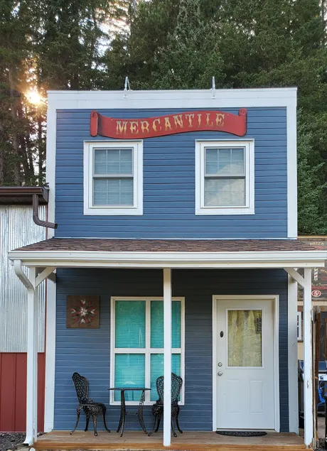The Mercantile at Mad Peak Lodging, sleeps four - Image 1