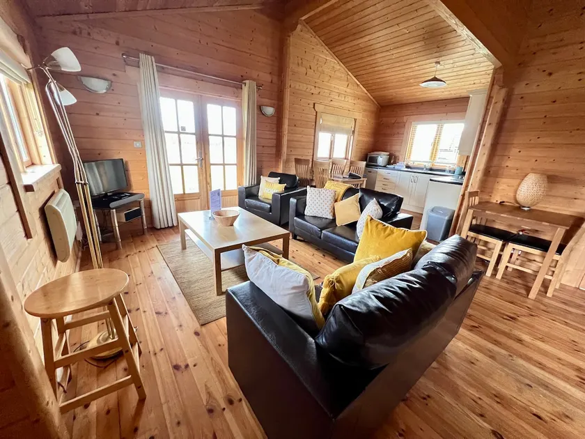 Lilly, Lake Pochard lodge 2, Dog Friendly - Image 1