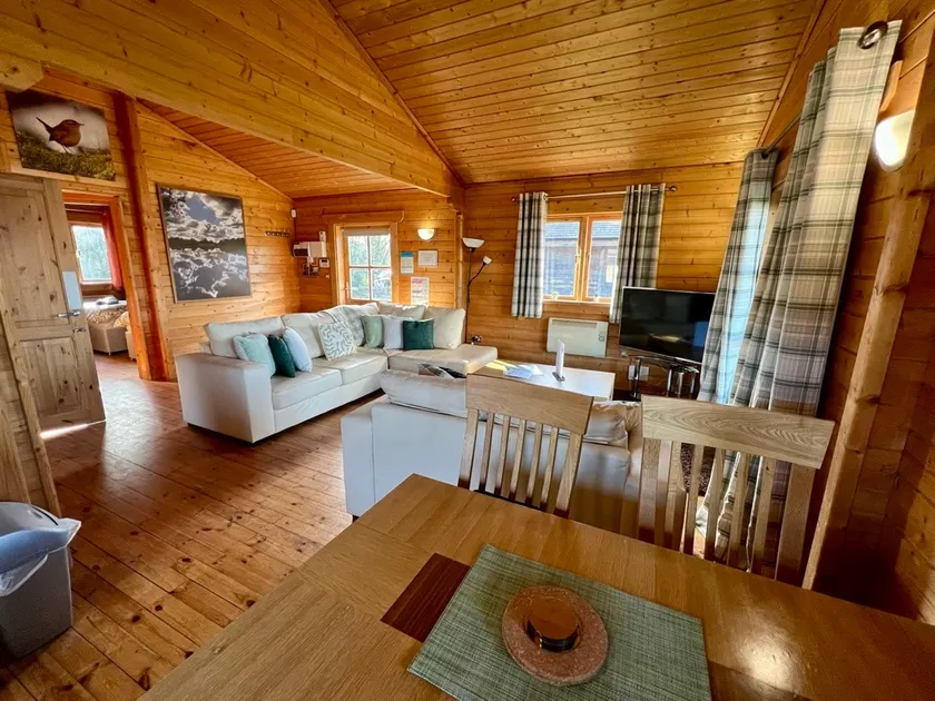 Reeds Lodge, Lake Pochard - Image 1