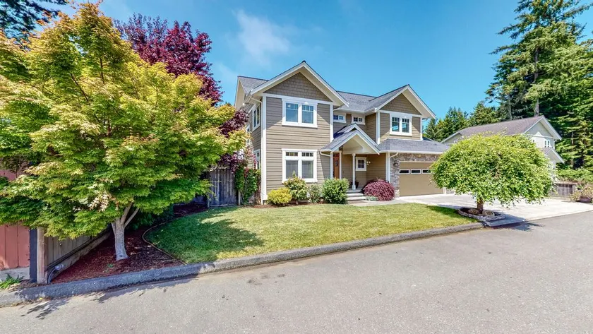 Luxury 4 Bedroom Home with Fireplace & Jacuzzi - Image 1