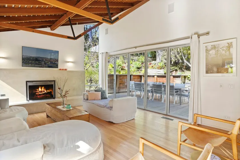 Chic Breezy Beach-Style House - Walk to the beach! - Image 1