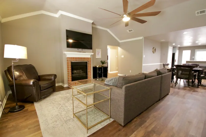3br duplex centrally located! - Image 1