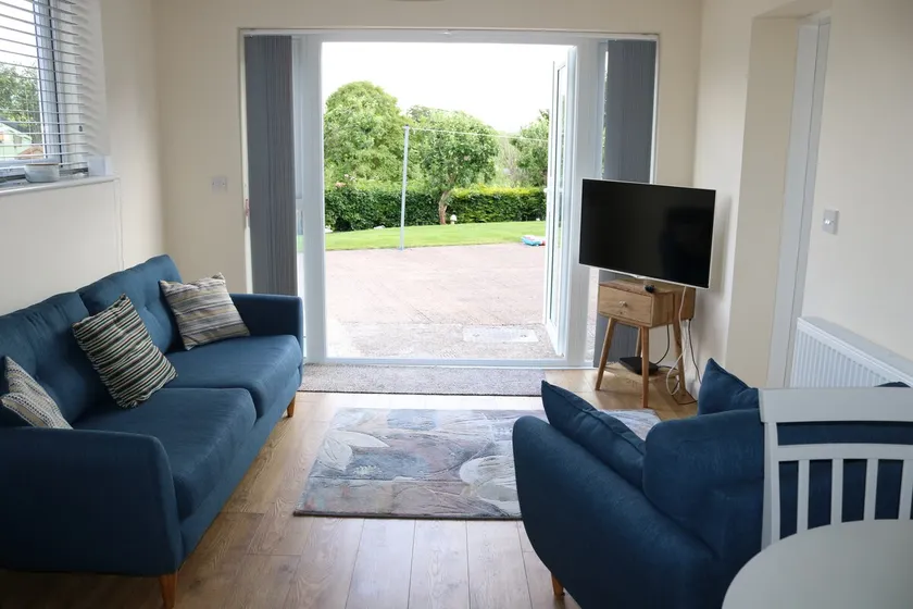 Lovely 1 bedroom basement apartment with stunning views - Image 1