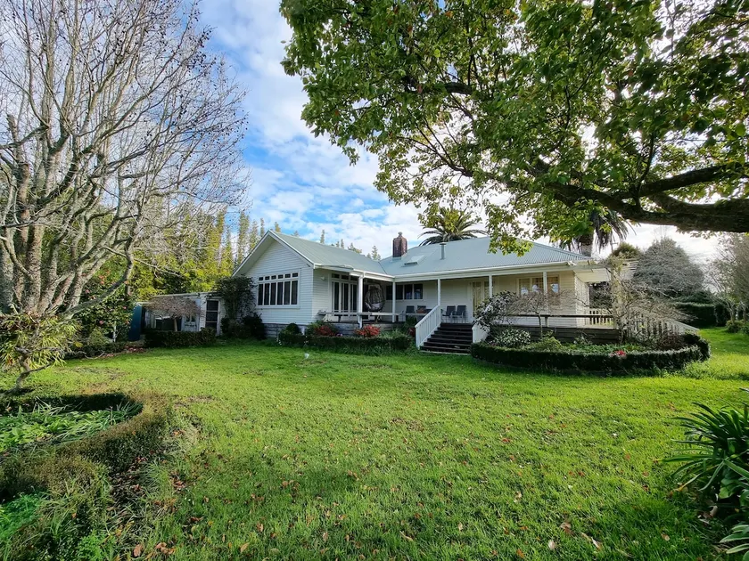 Country Garden Oasis with Parking and Wi-Fi - Image 1