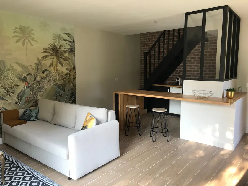 Beautiful apartment with garden and parking - Image 1