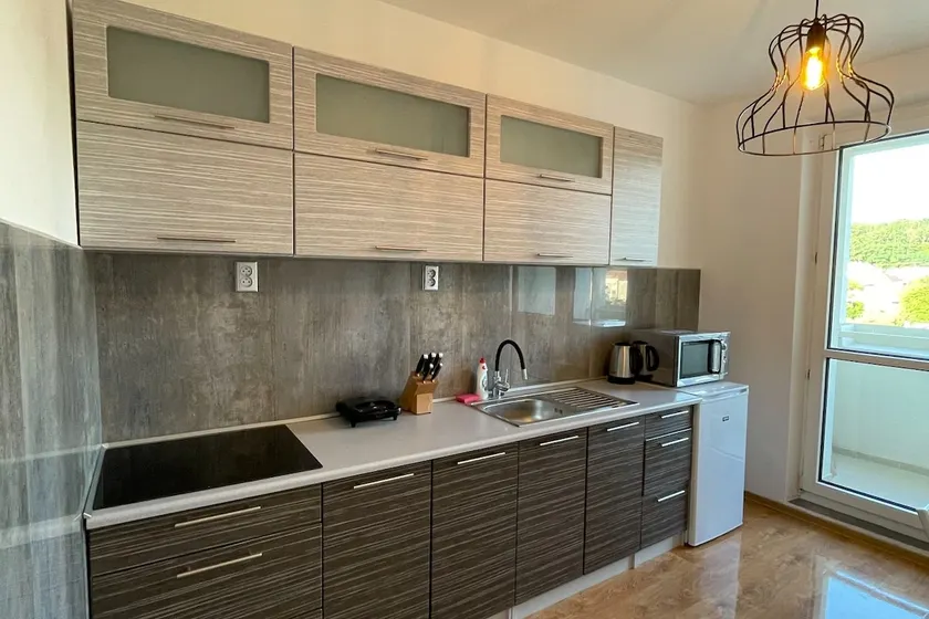 Refurbished 2-bedroom apartment / 3 izbový byt - Image 1