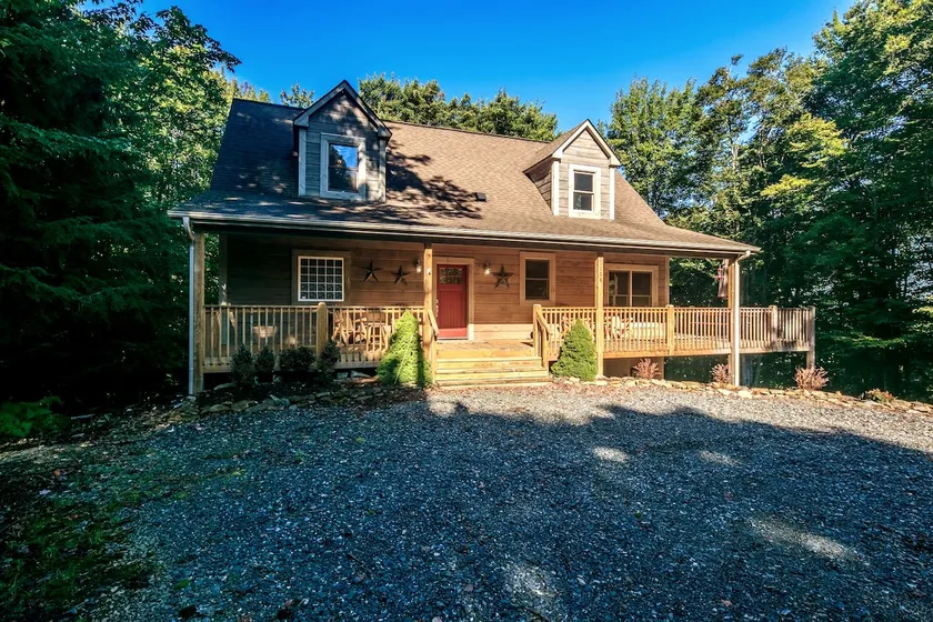 Cheerful 4-bedroom cabin with hot tub - Image 1