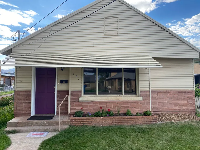 Nice 3 bedroom home on quiet residential street - Image 1
