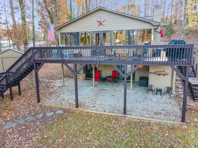 Lakeside Rustic Retreat - Image 1