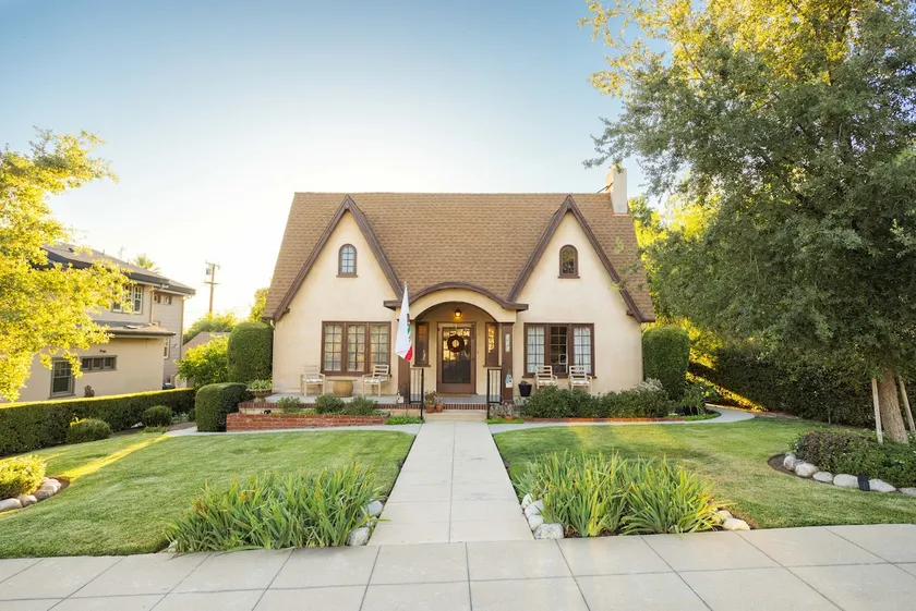 ”Home Away From Home”charming tudor fit for family - Image 1