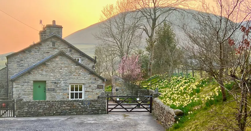 Stunning one-bedroom cottage with log burner - Image 1
