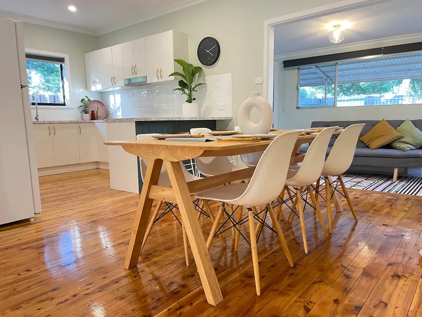 3BR home near Shops & Dining Sleeps 7 + Pets - Image 1