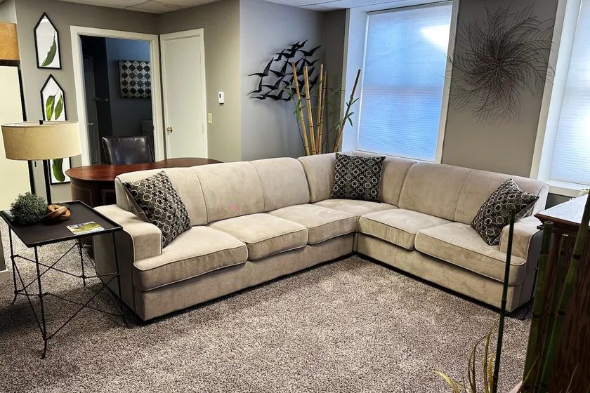 Lovely 1 Bedroom Apartment Downtown with Service! - Image 1