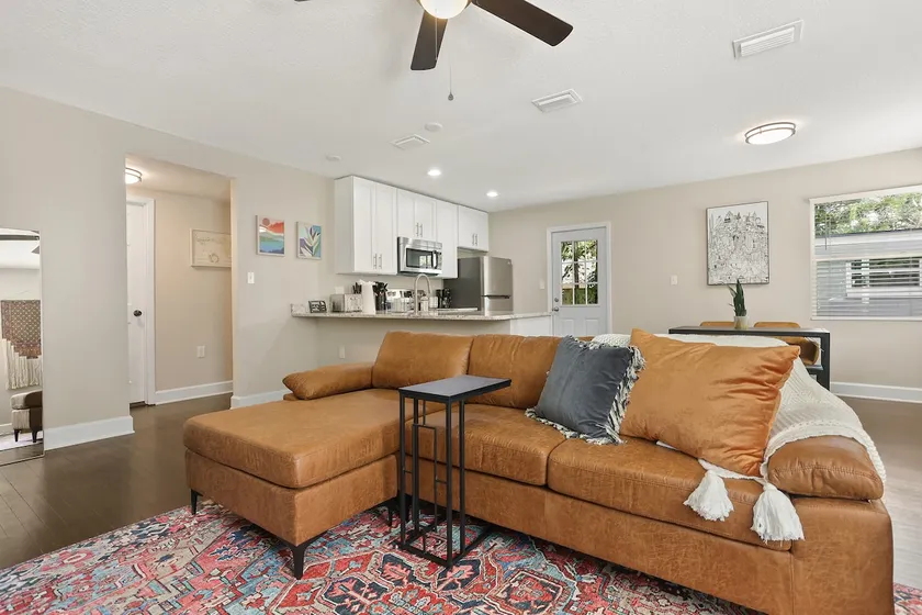 Trendy 3 Bed w/workspace ☼ Heart of DT Orlando! - Image 1