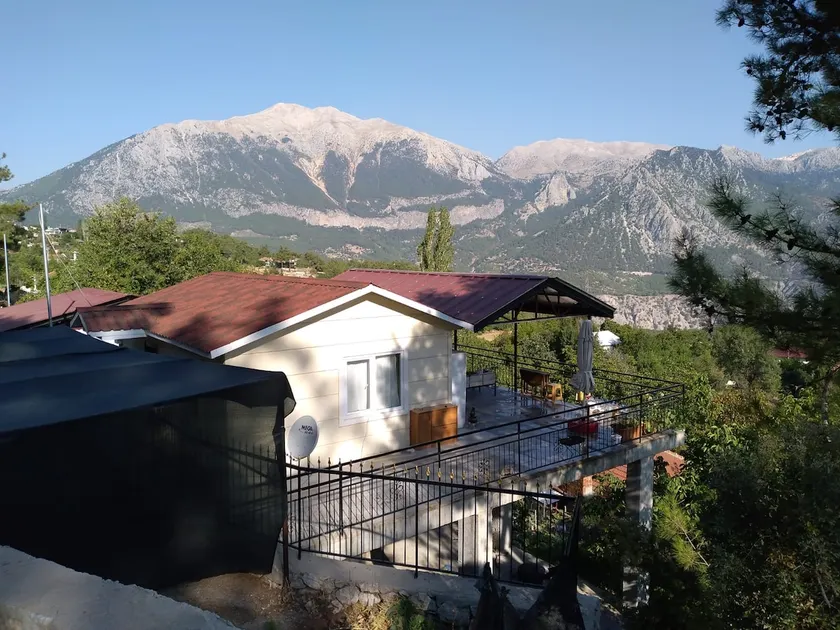House with mountain views on Hisarçandır Şakayık Road - Image 1