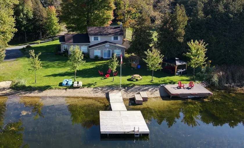 Cozy Lake Side View Cottage w/ Kayaks & Canoes - Image 1