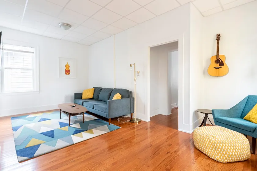 1890s Italianate | Bright & Spacious 2 BR Upstairs - Image 1