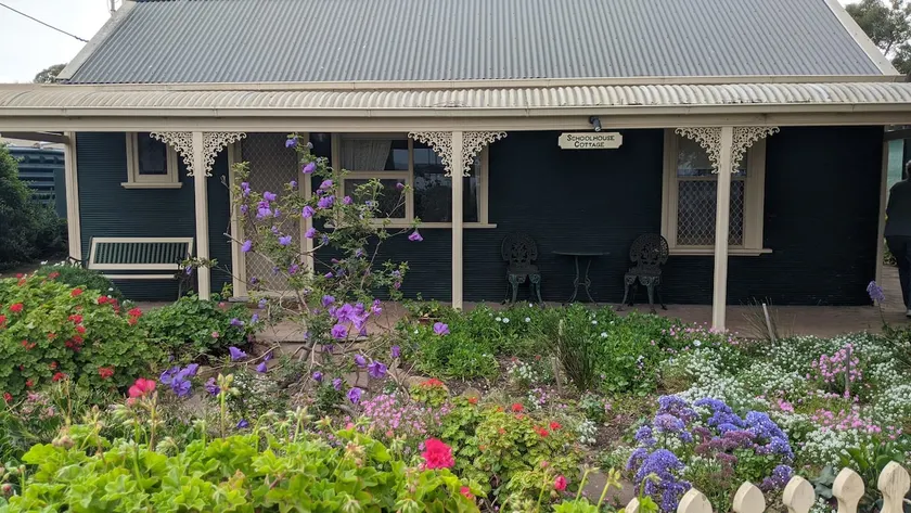 Comfy 3BR cottage on foreshore, excellent position - Image 1