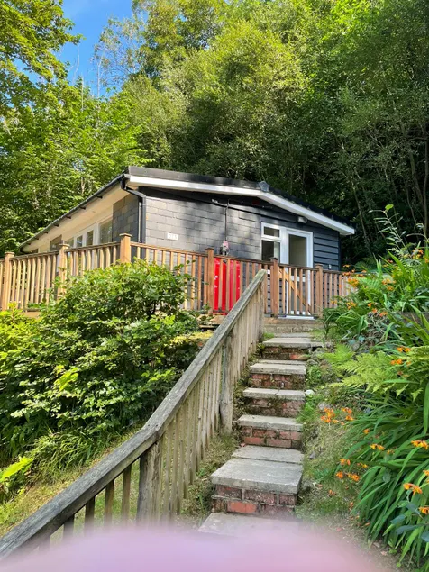 Tree top riverside 2 bedroom cabin - Image 1