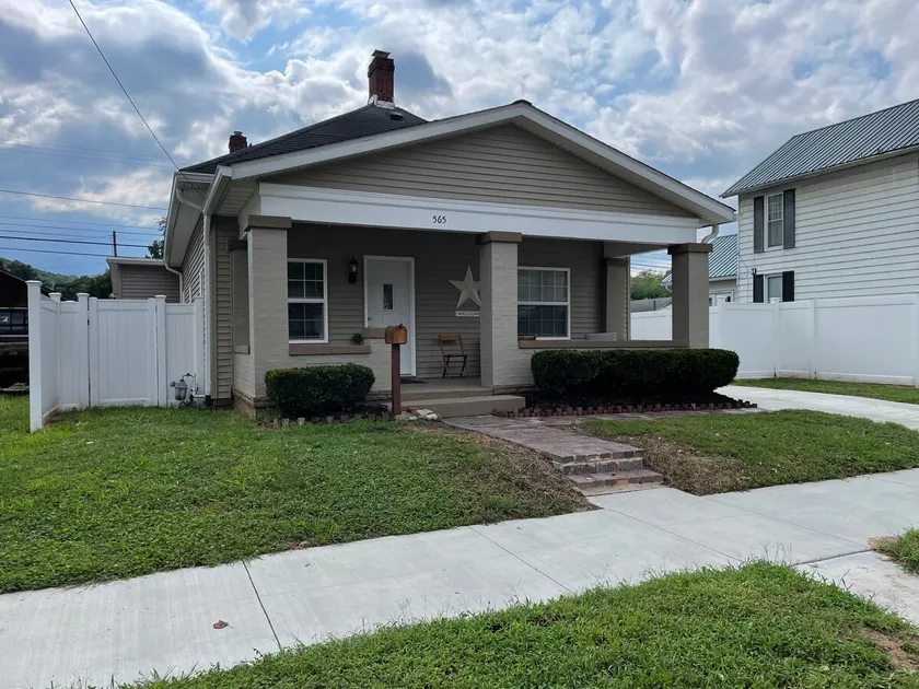 Beautiful Bungalow nestled in Nelsonville near Hocking Hills - Image 1