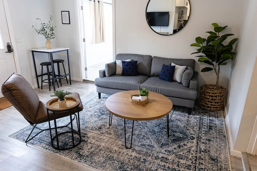 Spacious, Clean, and Close to Airport. - Image 1