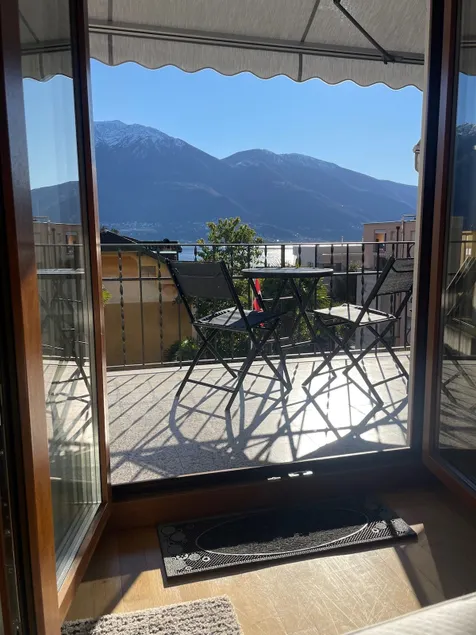 Lake and mountains directly from the bed in Minusio - 10 min. SBB - Image 1