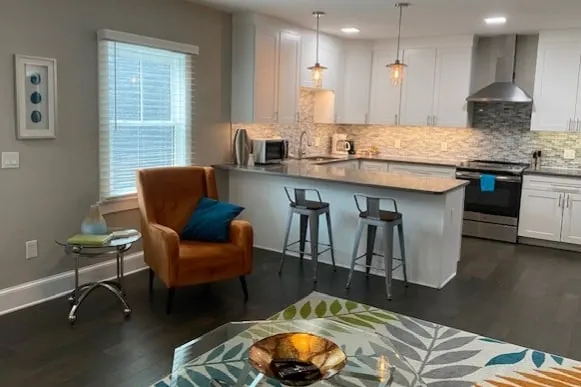 Modern Elegance in Historic Old Town Winchester - Image 1