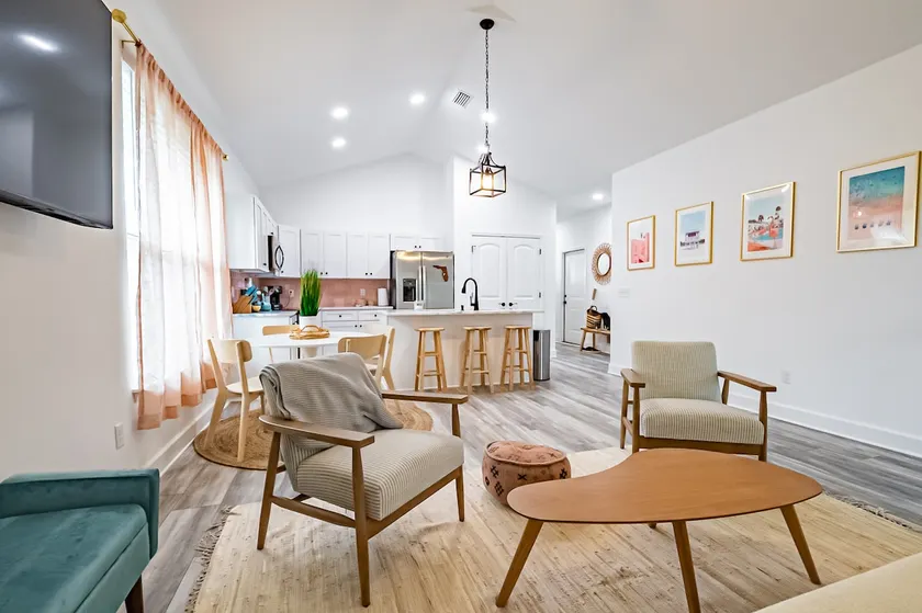 Beach-Vibe Flamingo House • 5 min from BEACH 🏖 - Image 1