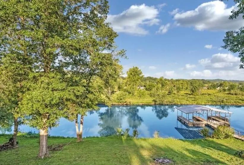 Lakefront, private dock on cove near HaHa Tonka, Ballparks National Park, kayaks - Image 1