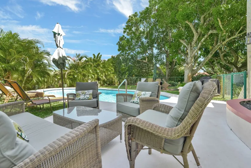Garden Oasis apartment with Hot Tub and Pool - Image 1