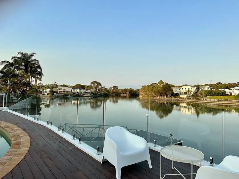 Spacious waterfront home with pontoon, pool, BBQ - Image 1
