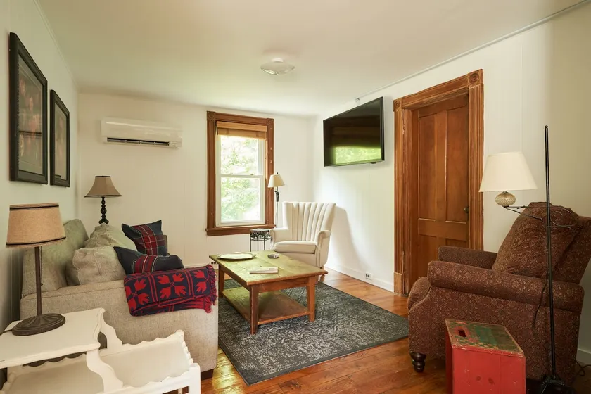 Kingston Aerie: 2BR charmer, quiet and lovely - Image 1