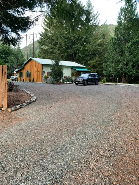 2 bedroom cabin with plenty of parking, RV hook up - Image 1