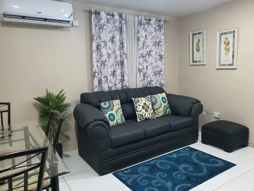 Secure, Classic, 2 bedroom oasis - Kgn & St Andrew - Image 1